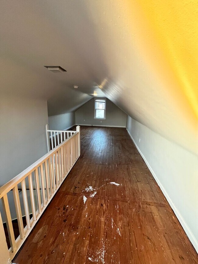 Building Photo - 4 bedroom 1.5 bathroom single family home