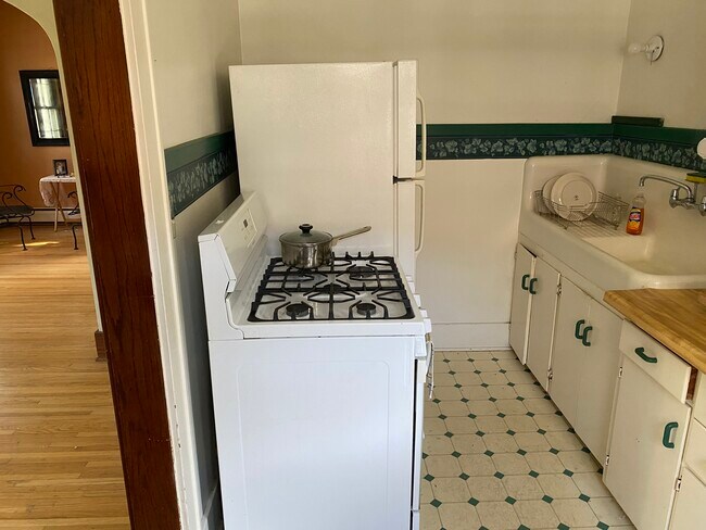 Building Photo - 1343 6th St S