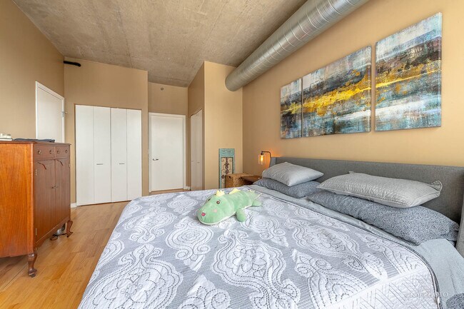 Building Photo - 125 E 13th St