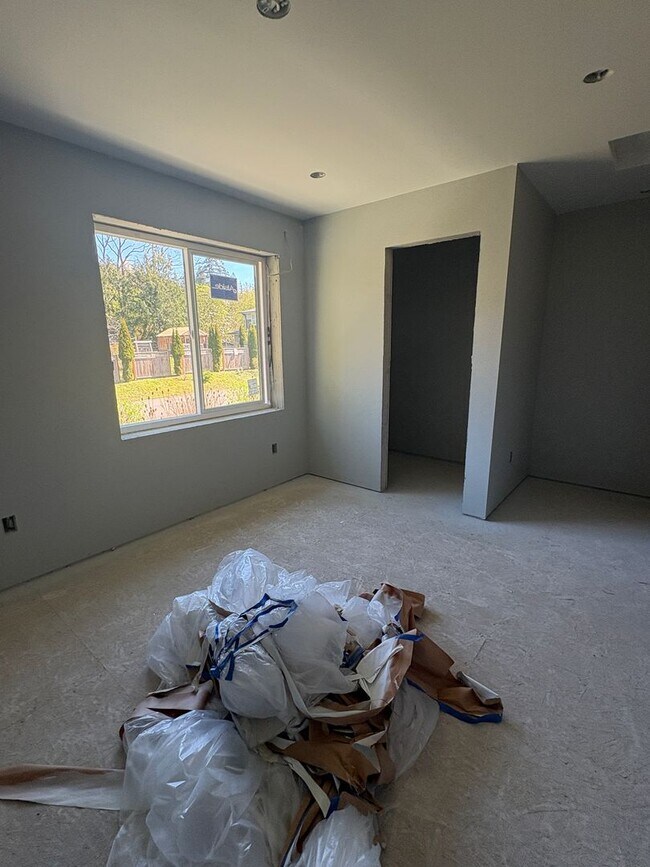 Building Photo - Brand New - Big 5 bedroom House