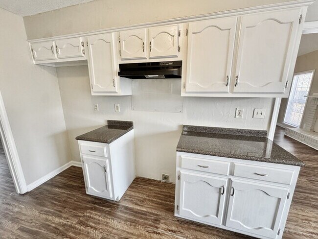 Building Photo - 8569 Kings Cross Cove