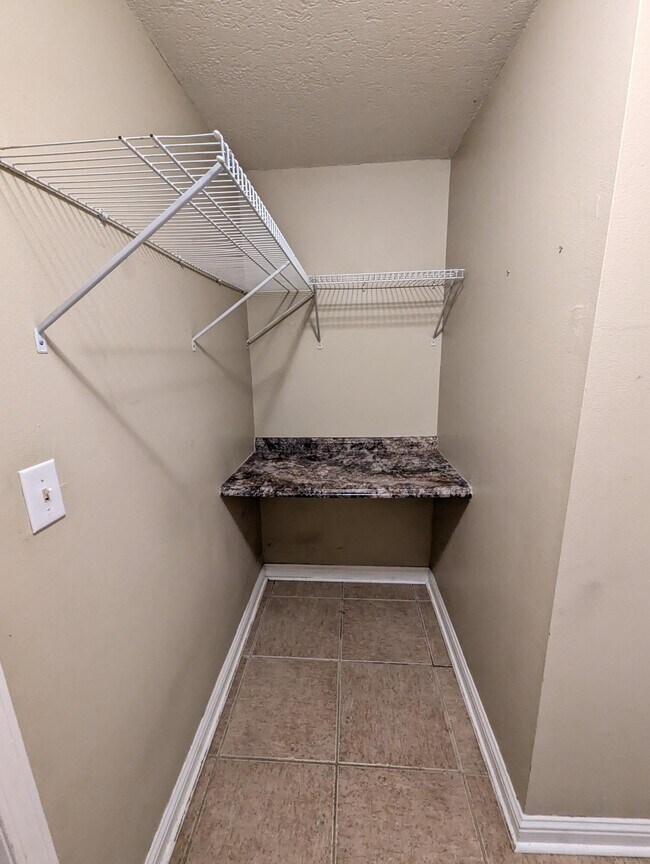 Building Photo - 437 Bridgewater Ct