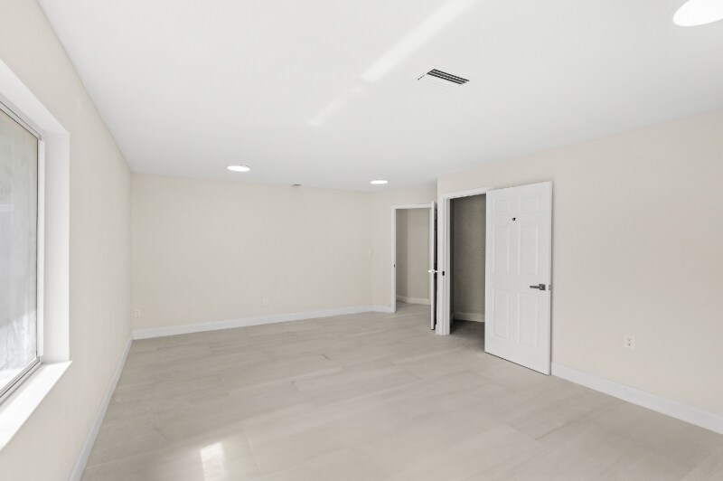 Building Photo - 4604 S Shore Rd