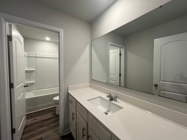 Building Photo - 621 High Hl Dr