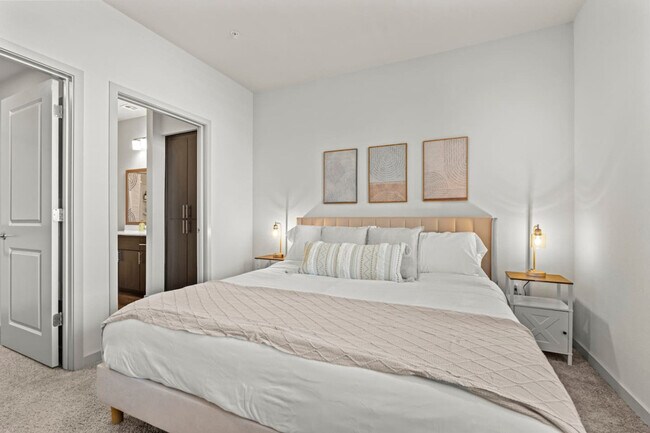 Building Photo - 711 W Broadway Rd