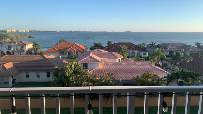 Building Photo - 561 Casa Bella Dr