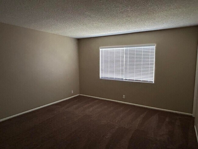 Building Photo - 3 bedrooms - 2 Bathrooms -  Ready to Rent!