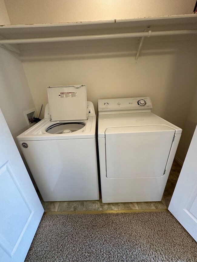 Building Photo - Cute 2 bed 1.5 bath townhome in the Meadows - Month-to-Month Lease!