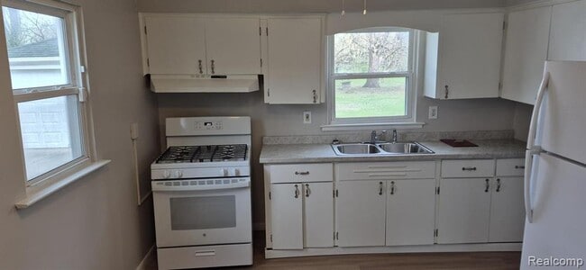 Building Photo - 20284 Melrose St