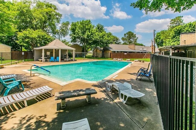 Building Photo - Captivating 3-Bedroom Escape with Private Deck & HOA Pool Access in Grand Prairie!