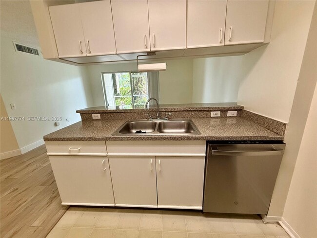 Building Photo - 410 S Park Rd