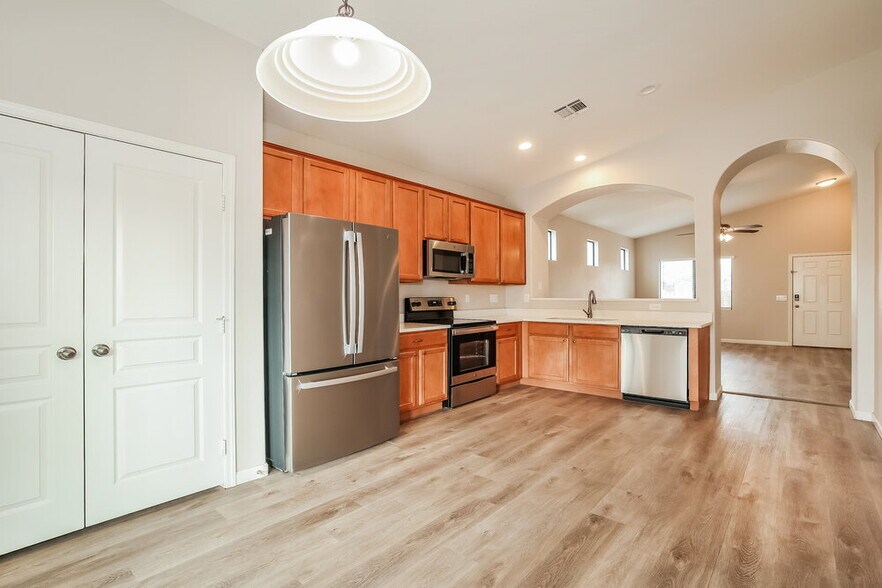 Building Photo - 2547 W Lynne Ave