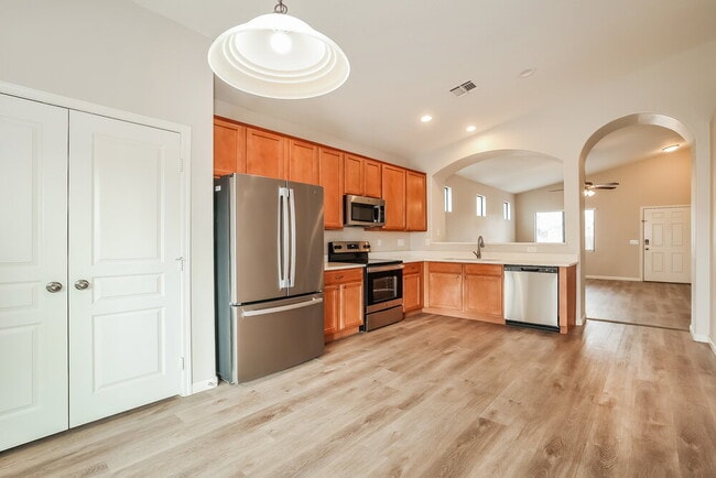 Building Photo - 2547 W Lynne Ave