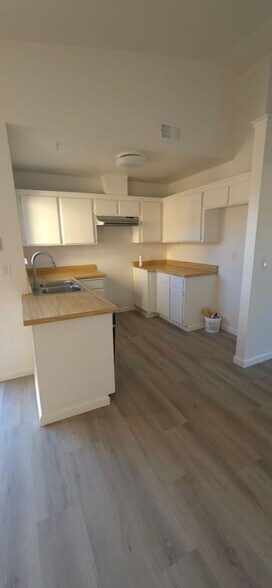 Building Photo - 915 Almond Blossom Dr