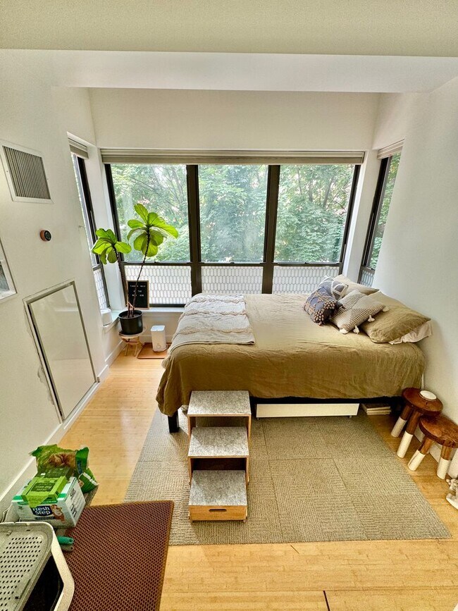 Building Photo - Prime Location 1-Bedroom + Office Den, 1-Bath Apartment