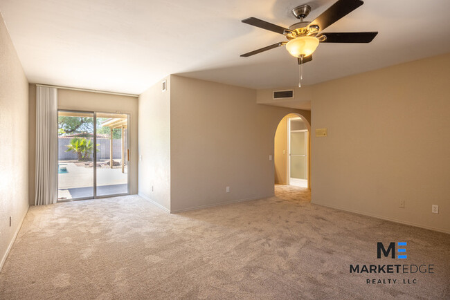 Building Photo - 4Bed/2.5Bath Home at 56th/Cactus! $399 MOV...