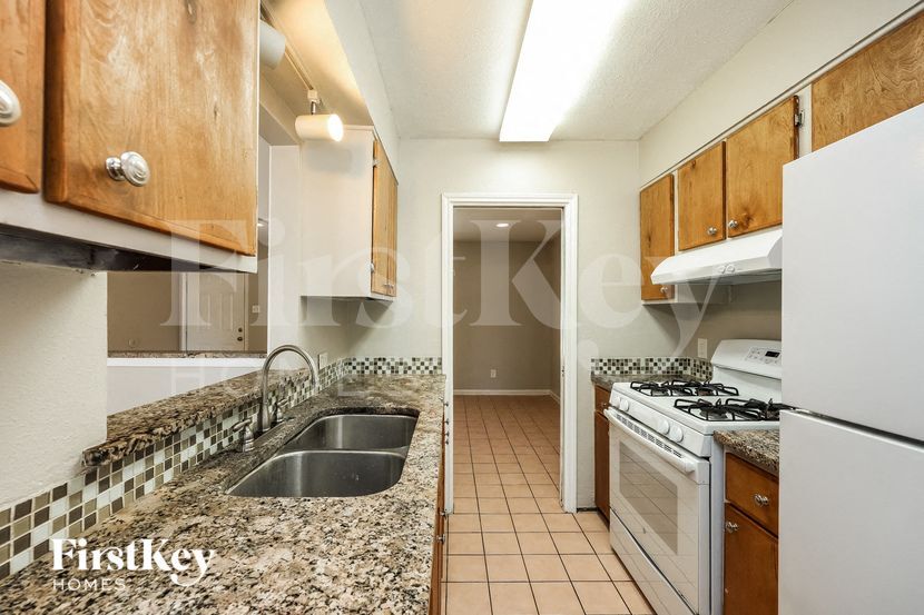 Building Photo - 523 Pinehurst Blvd