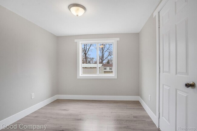 Building Photo - 47181 Pinecrest Dr