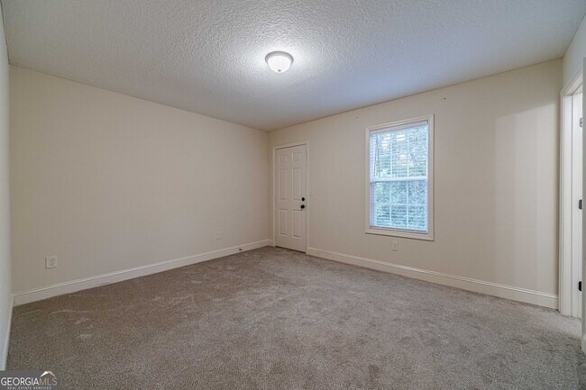 Building Photo - 583 Embassy Walk