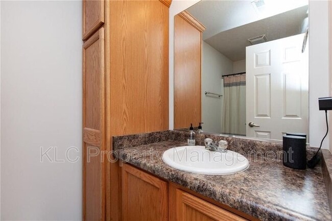 Building Photo - 946 Red Hawk Way SE