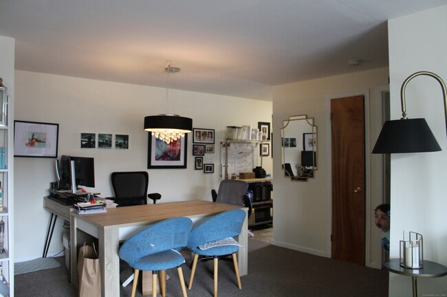 Building Photo - 87 Meadow St
