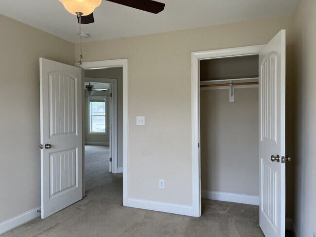 Building Photo - 834 Solomon Dr