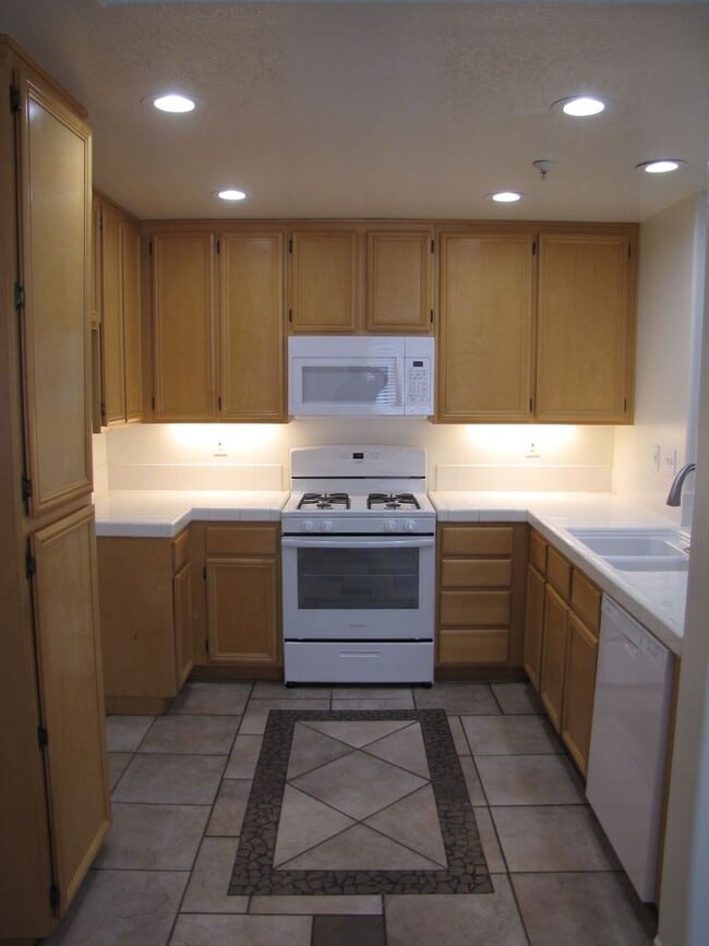 Building Photo - Beautifully upgraded condo in the fantasti...