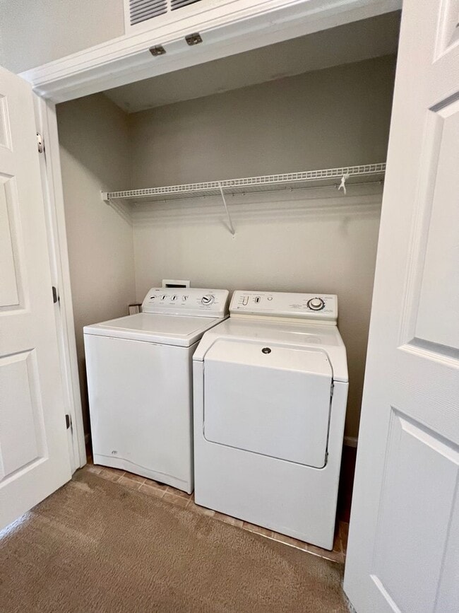 Building Photo - Spacious 2 Bed/2/5 Bath Townhome at The Bluffs at Spring Creek