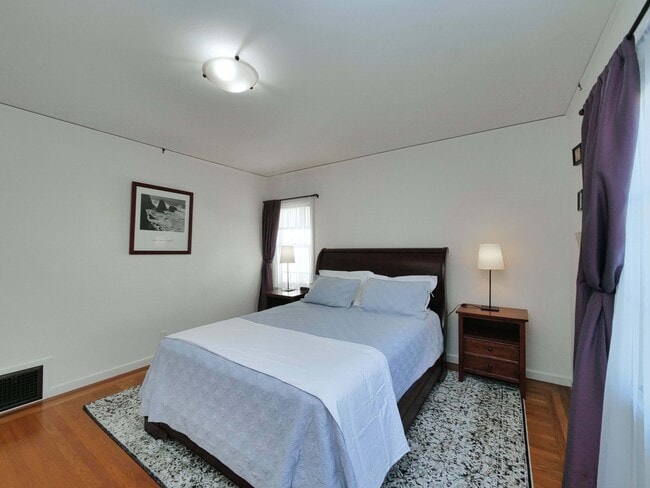 Building Photo - 1718 Le Roy Ave