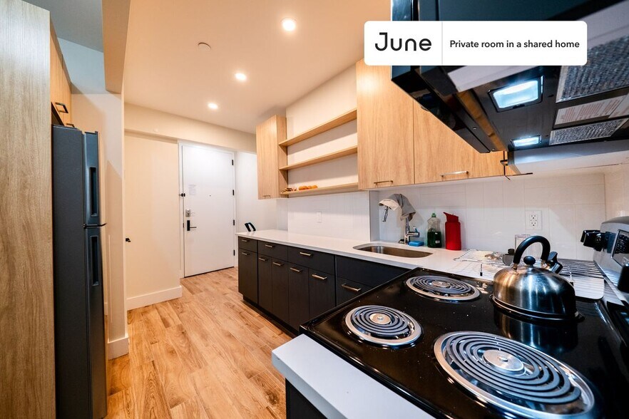 Building Photo - Private bedroom in 3 bed/2 bath Home
