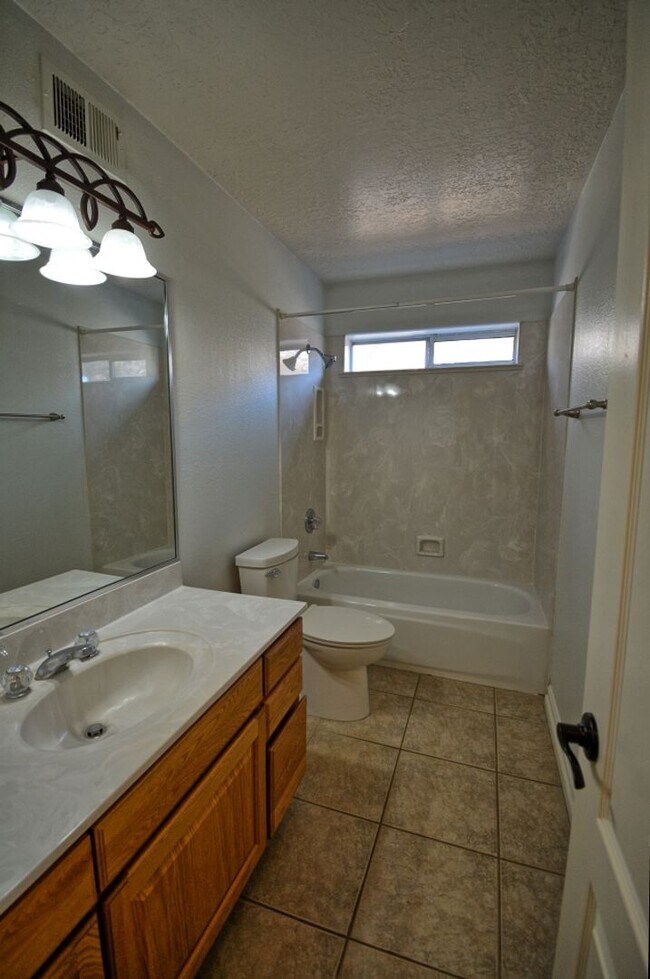 Building Photo - NE Heights Home
