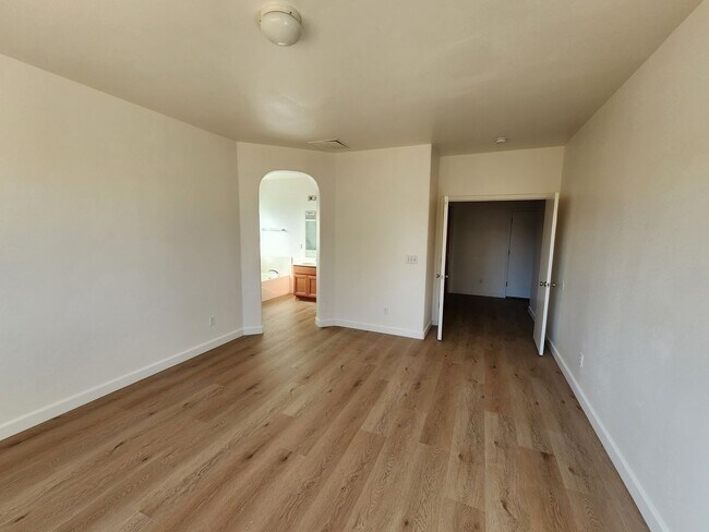 Building Photo - Beautiful 5 bed/4 bath home in Santa Nella!