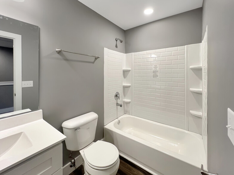 2nd floor bathroom - 3981 Mount Moriah Vlg