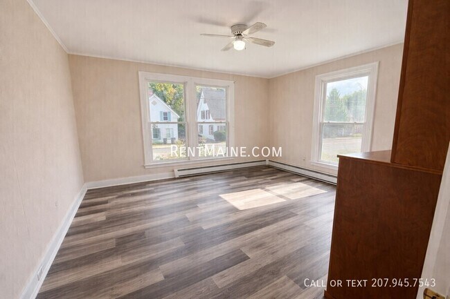 Building Photo - 445 Main St