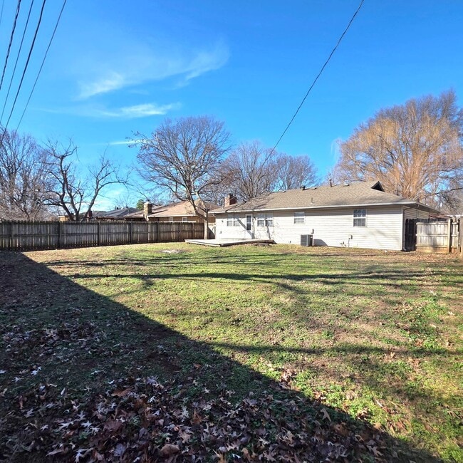 Building Photo - 3 Bedroom, 2 Bath, 2-Car Garage Home for Rent