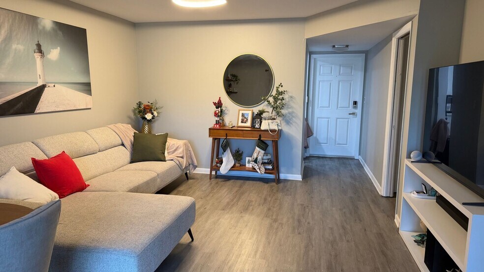 Building Photo - 610 Tennis Club Dr