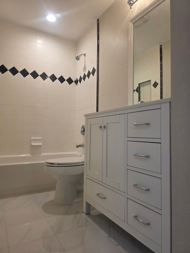 Building Photo - 637 Hillcrest St