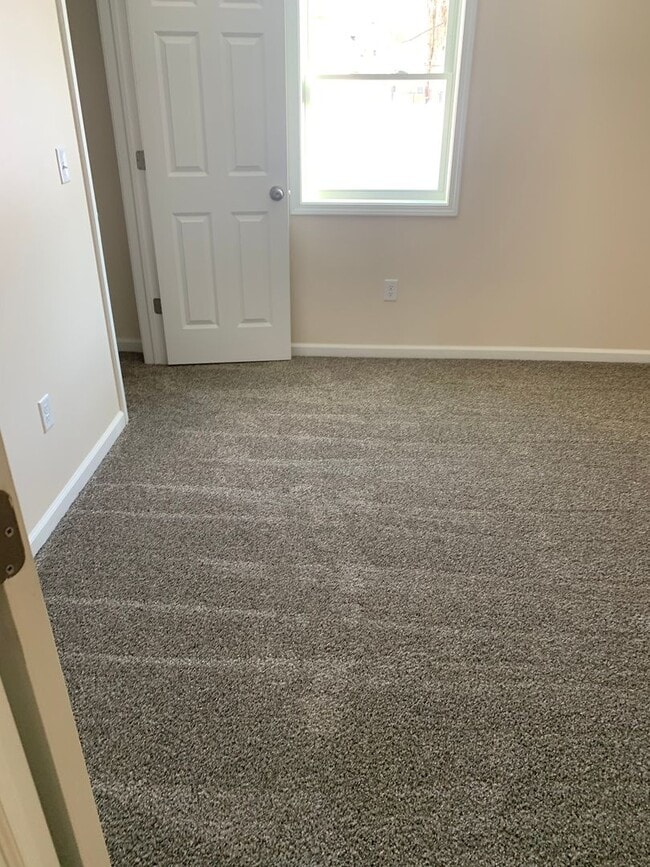 Building Photo - New Large 2-bedroom Guilford Lake