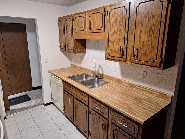 Building Photo - 341 Prairiewood Cir S