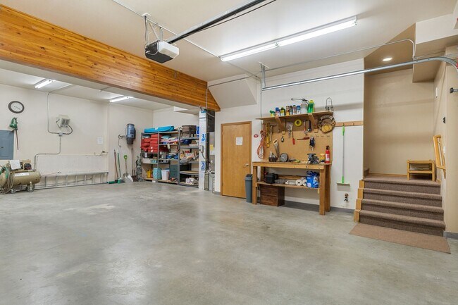 Building Photo - Luxurious Fully Furnished 3-Bedroom, 4-Bat...