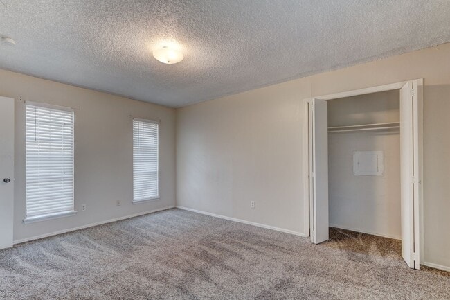 Building Photo - 3 bed 1.5 bath duplex in Midwest City