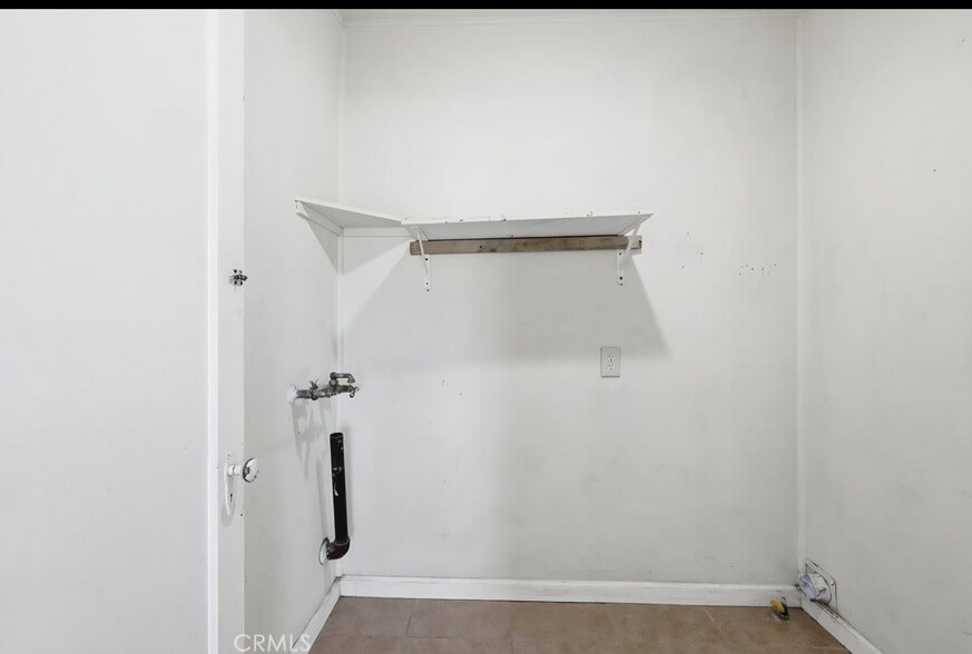 Building Photo - 557 W Oldfield St