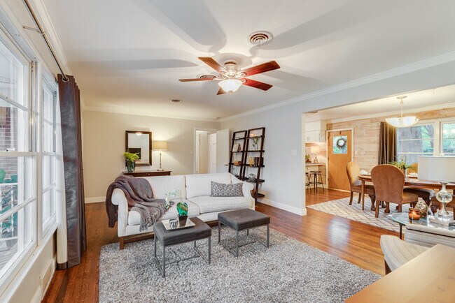 Living - 2515 Sherwood St