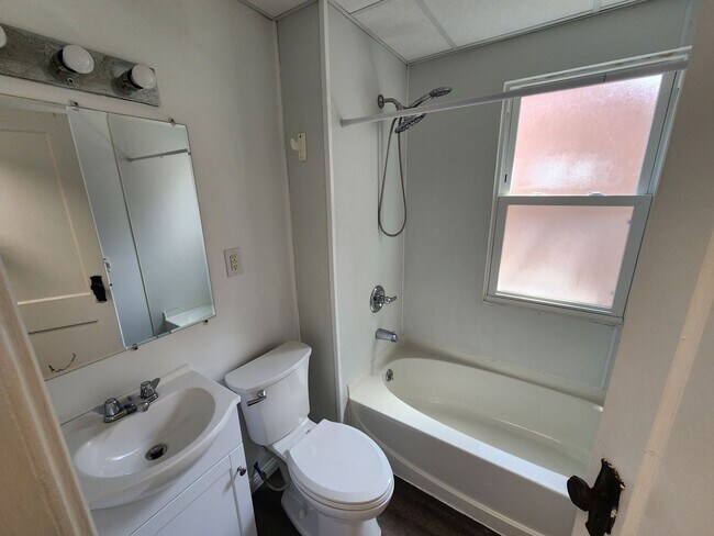 Building Photo - 825chest