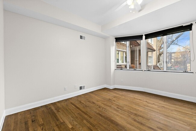 Building Photo - 556 1st St