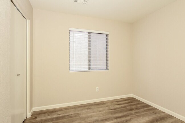 Building Photo - 195 W Brangus Way