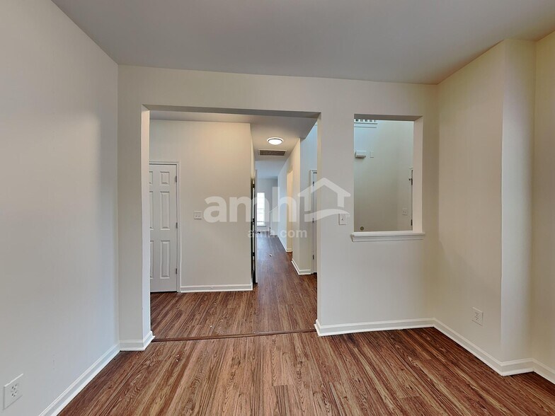 Building Photo - 2026 Oakbluff Way SW