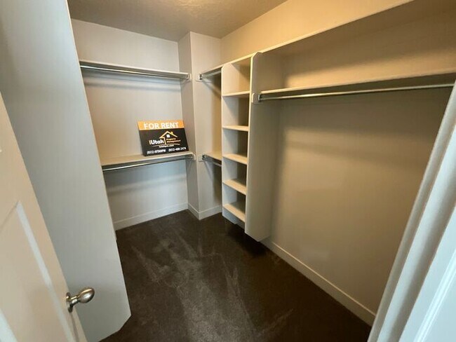 Building Photo - 2 bedroom 2 1/2 bath 2 car garage small do...