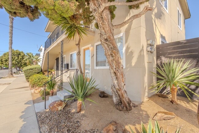 Building Photo - Showing NOW! Stylishly Remodeled 1-Bed/1-Bath Gem in Crown Point / Pacific Beach. Only $1500 DEPO...