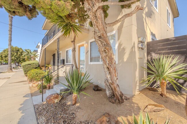 Building Photo - Showing on 5/31 at NOON! Stylishly Remodeled 1-Bed/1-Bath Gem in Crown Point / Pacific Beach. Onl...